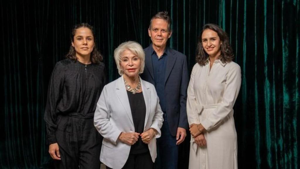 Isabel Allende, con parte del reparto en la presentación en Chile.