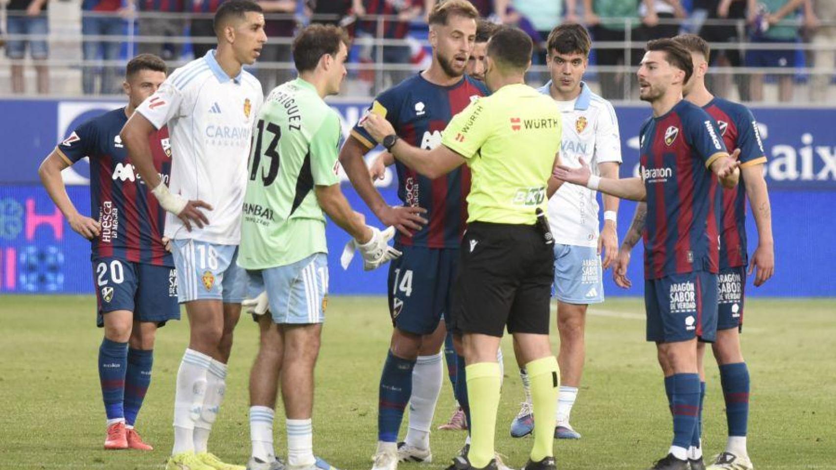 Arcediano Monescillo habla con Francho y Pulido durante el Huesca - Real Zaragoza