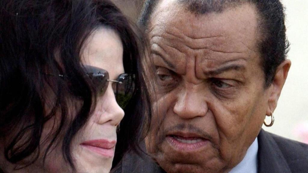 El cantante Michael Jackson junto a su padre, Joe Jackson.