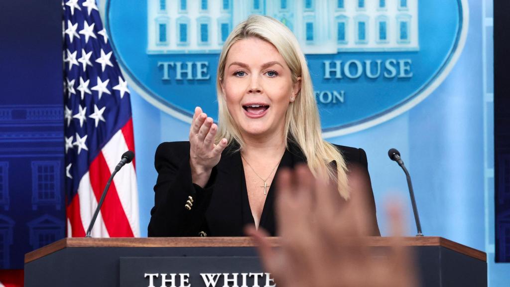 La secretaria de prensa de la Casa Blanca, Karoline Leavitt, responde a preguntas de los medios mientras ofrece una rueda de prensa.