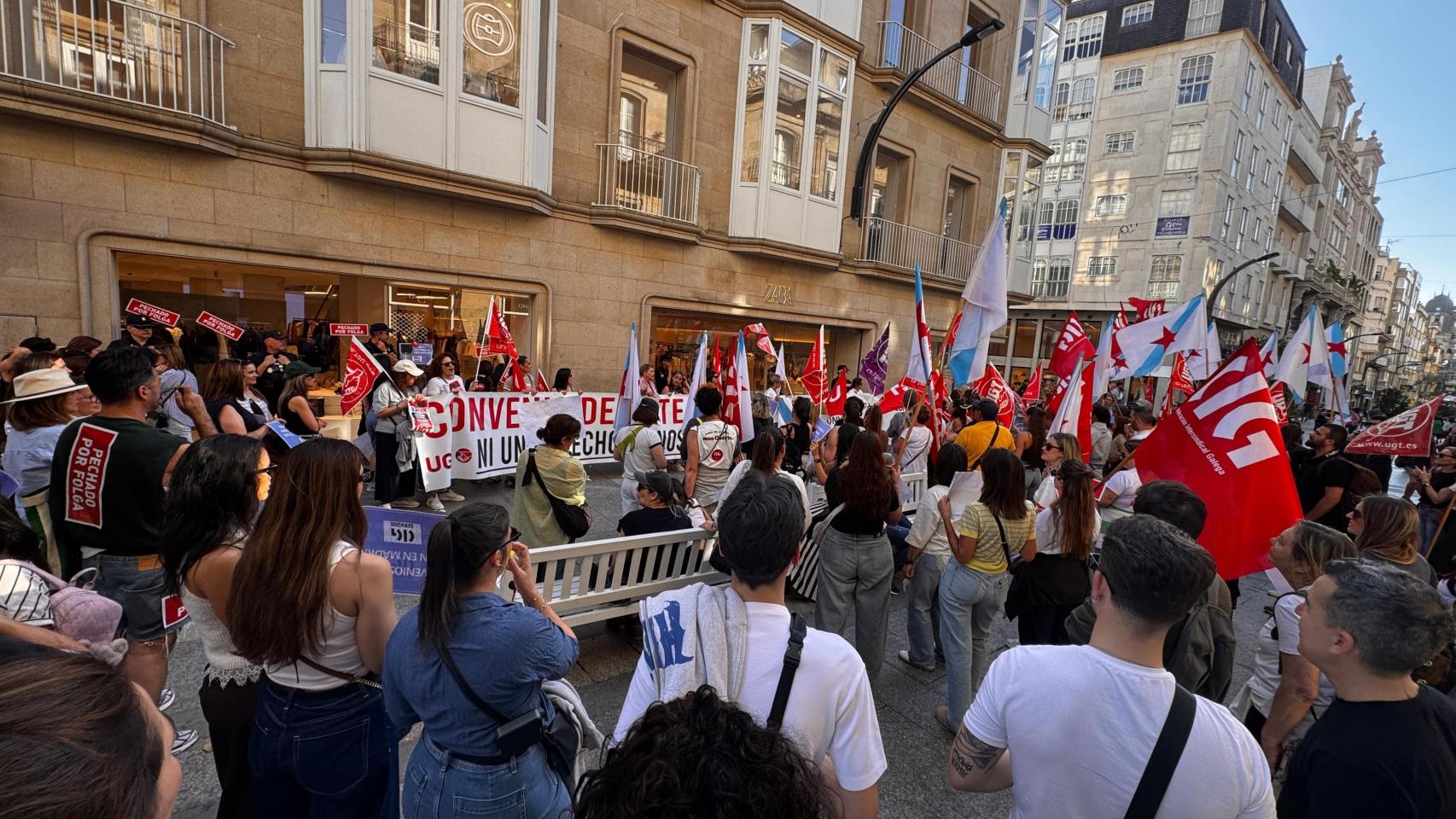 Trabajadores del textil concentrados frente a la tienda de Zara en la calle Príncipe de Vigo