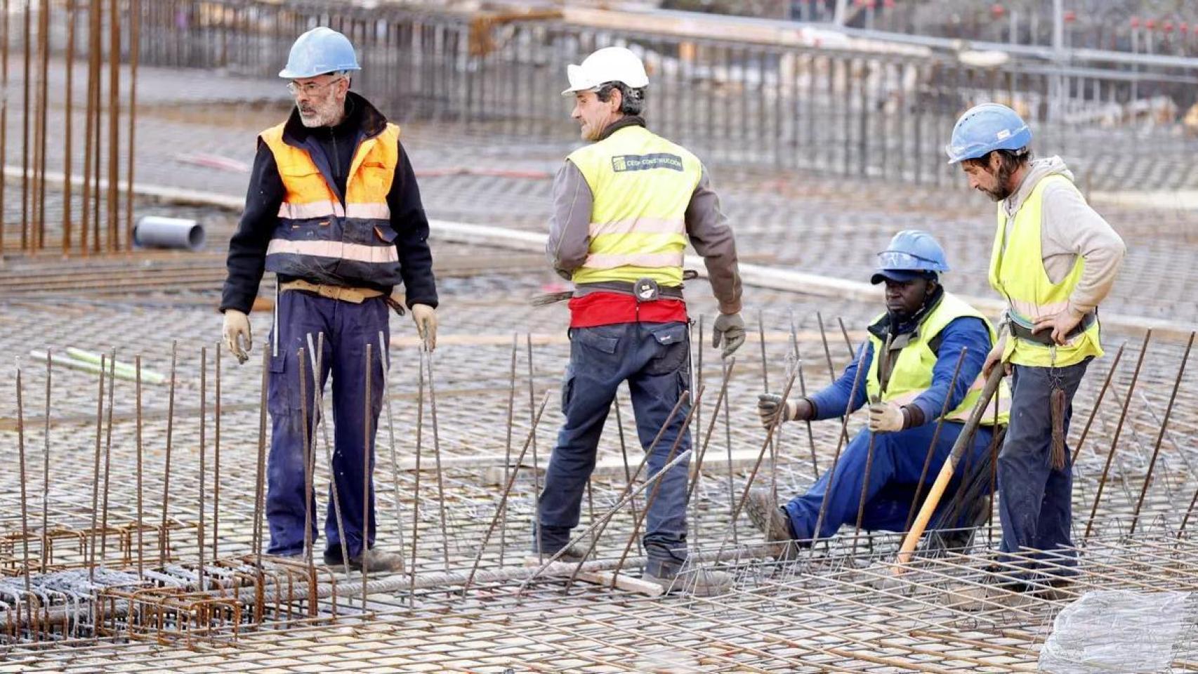 Unos obreros trabajan en un edificio.