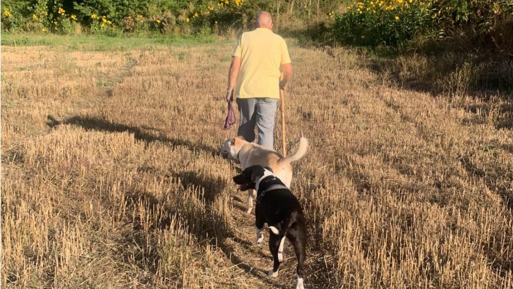 Julián, disfrutando de uno de sus largos paseos con su inseparable perra Canela.