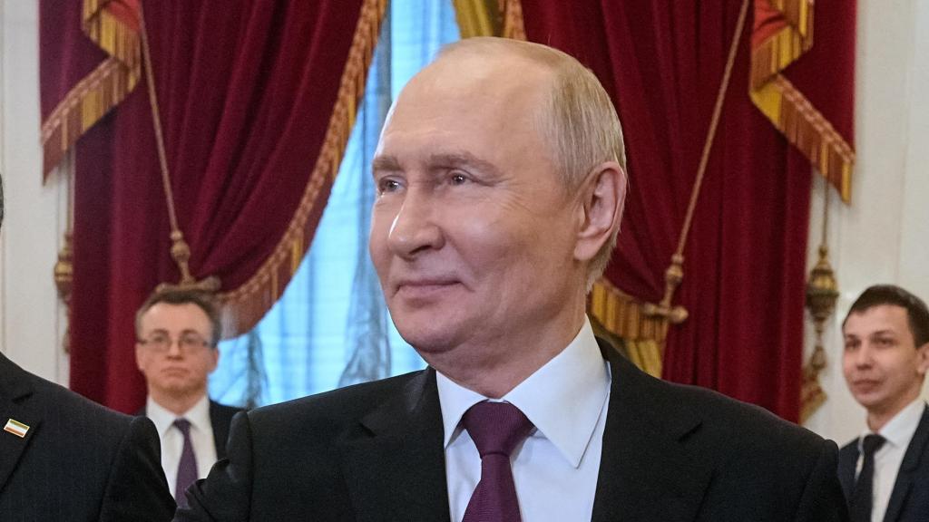 El presidente ruso Vladímir Putin y el ministro de Asuntos Exteriores iraní Abás Araqchi asisten a una reunión en la Biblioteca Presidencial Boris Yeltsin en San Petersburgo.