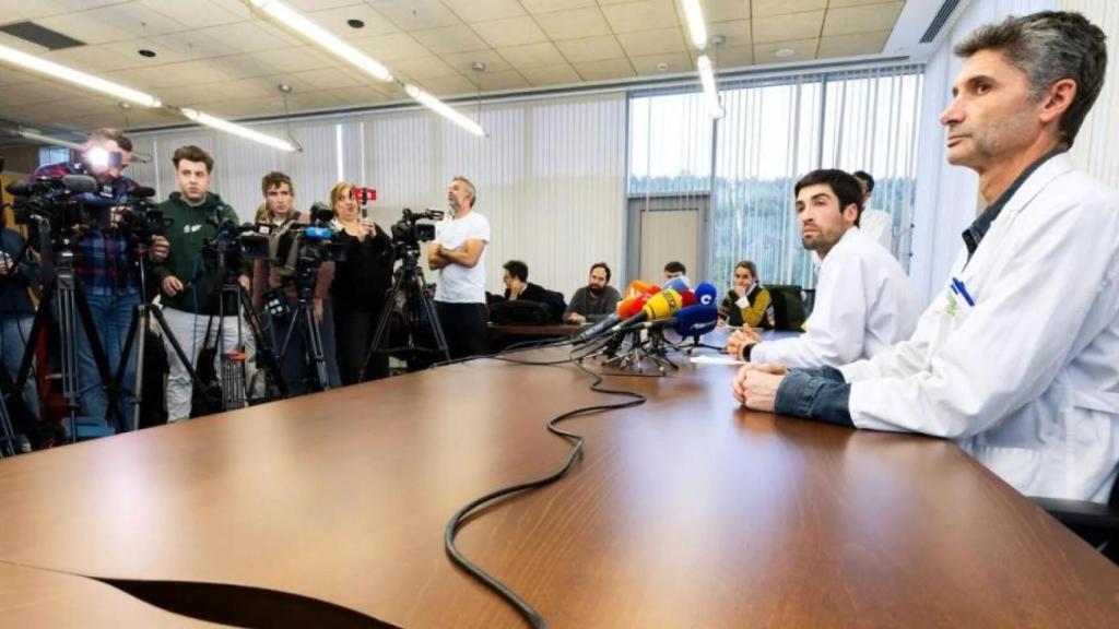 El gerente del Hospital Universitario de Burgos, Carlos Cartón,, y el jefe del servicio de Oncología del HUBU, Enrique Lastras, ofrecen una rueda de prensa para explicar el error que causó la muerte de dos pacientes.
