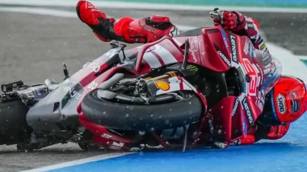 Marc Márquez cae en el sprint de Jerez.