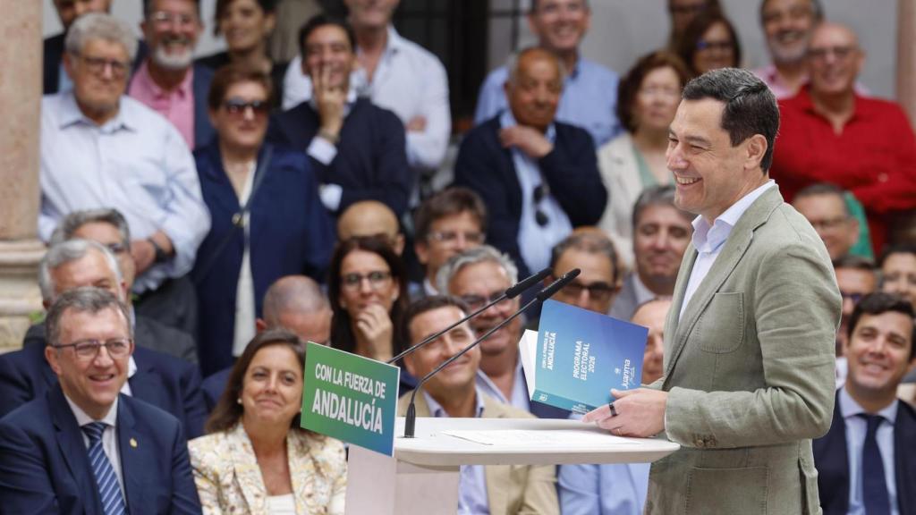 Juanma Moreno en un momento de la presentación de su programa en Antequera.