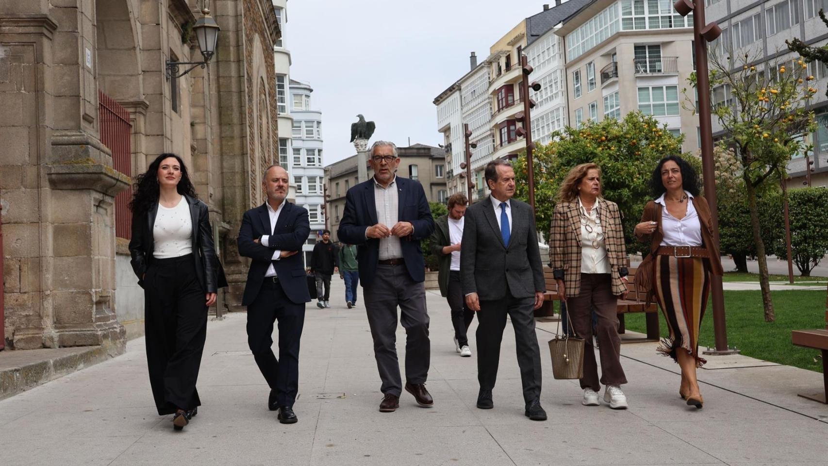 El alcalde de Vigo, Abel Caballero, acompañado por la teniente de Alcaldía Carmela Silva y el delegado de la Zona Franca, David Regades, visitan la ciudad de Lugo para mostrar el apoyo al alcalde, Miguel Fernández.
