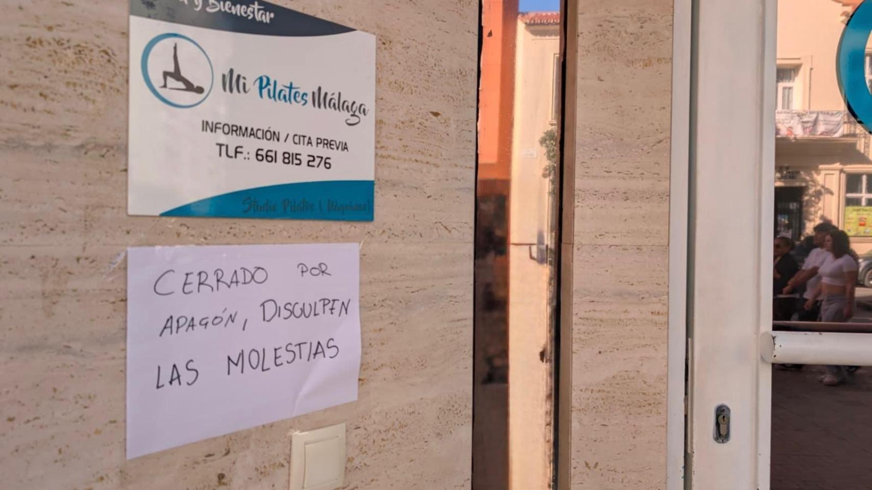 Un local que cerró por el apagón hace un año en Málaga.