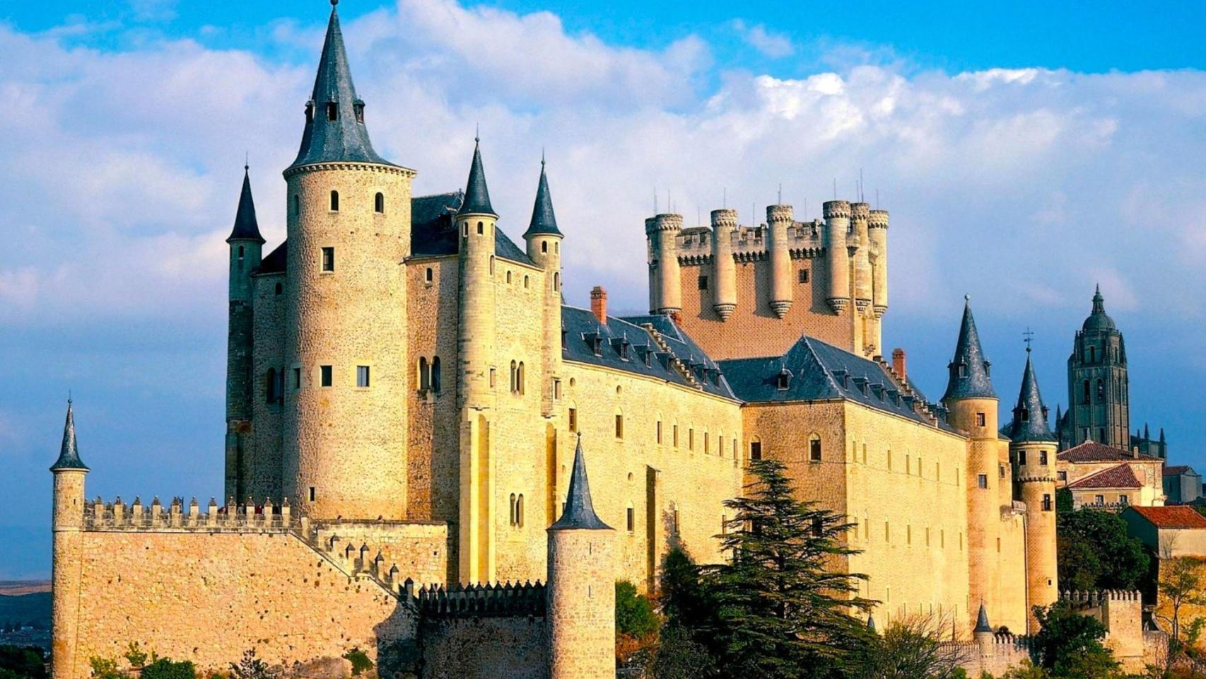 Parece los Castillos del Loira, pero es España: la joya medieval con el castillo del siglo XII que inspiró a Disney