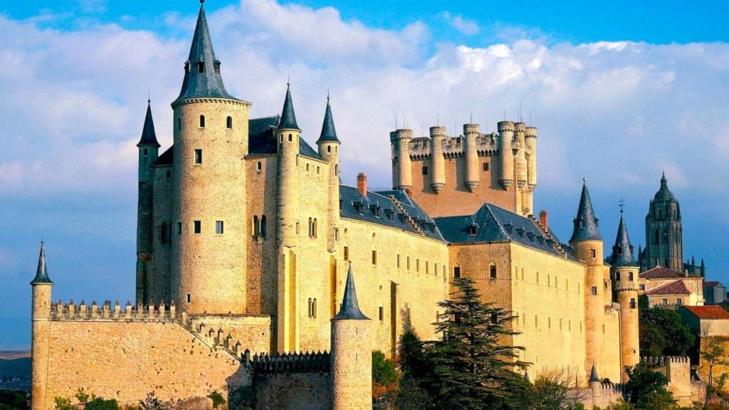 Parece los Castillos del Loira, pero es España: la joya medieval con el castillo del siglo XII que inspiró a Disney