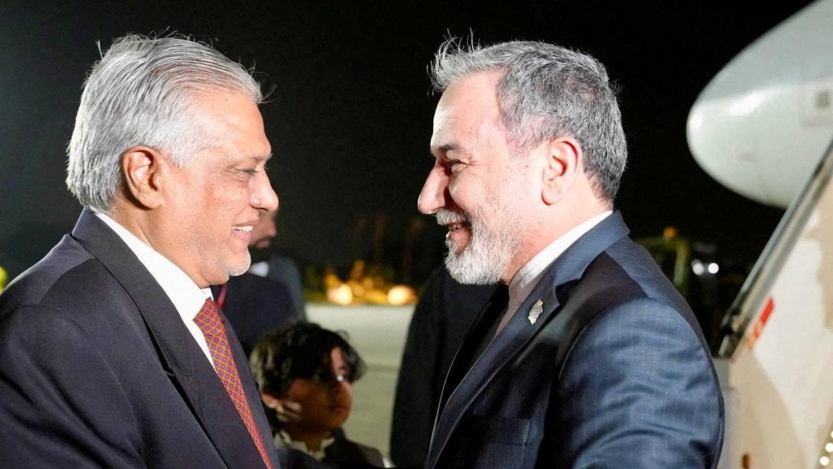 El ministro de Asuntos Exteriores de Pakistán, Mohammad Ishaq Dar, estrecha la mano del ministro de Asuntos Exteriores de Irán, Abbas Araqchi, a su llegada, en Rawalpindi.