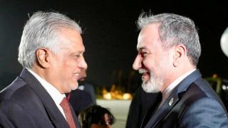 El ministro de Asuntos Exteriores de Pakistán, Mohammad Ishaq Dar, estrecha la mano del ministro de Asuntos Exteriores de Irán, Abbas Araqchi, a su llegada, en Rawalpindi.