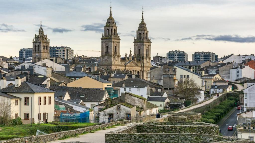 Las murallas romanas de Lugo y su catedral al fondo,