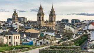 Las murallas romanas de Lugo y su catedral al fondo,