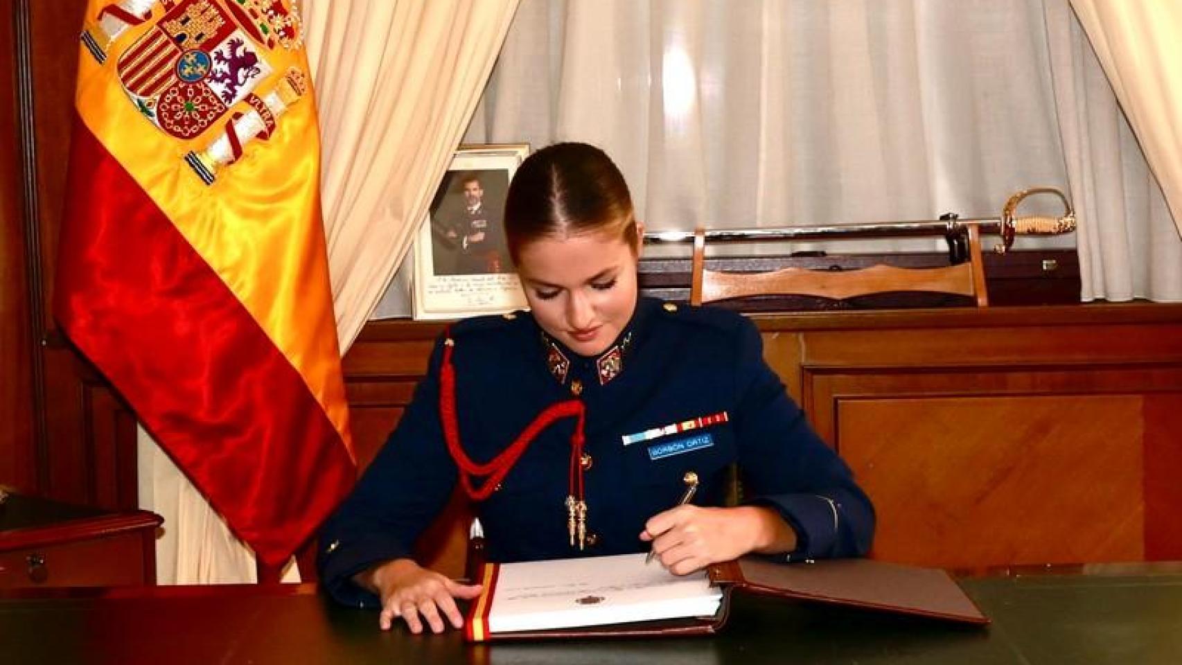 La Princesa Leonor firma en el Libro de Honor de la Academia General del Aire y del Espacio.