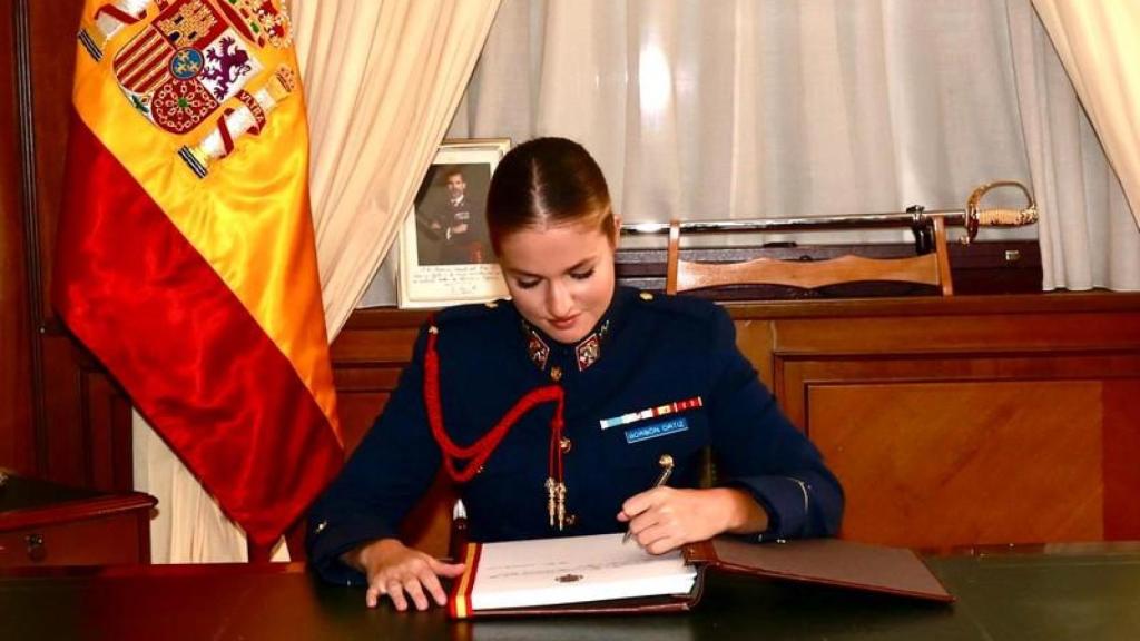 La Princesa Leonor firma en el Libro de Honor de la Academia General del Aire y del Espacio.