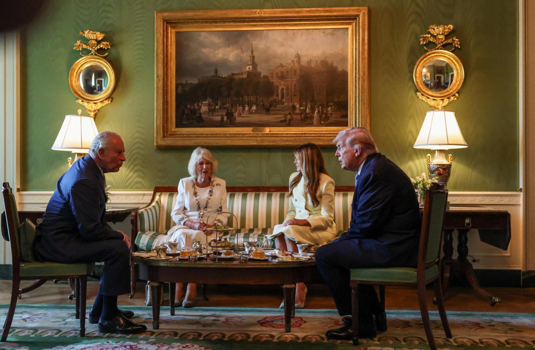 Carlos III, Camila, Melania y Donald Trump tomando un té en la Casa Blanca.