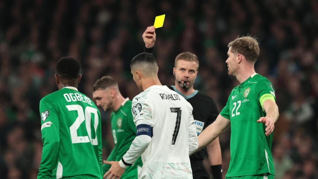Un árbitro sacando tarjeta amarilla ante la mirada de Cristiano Ronaldo