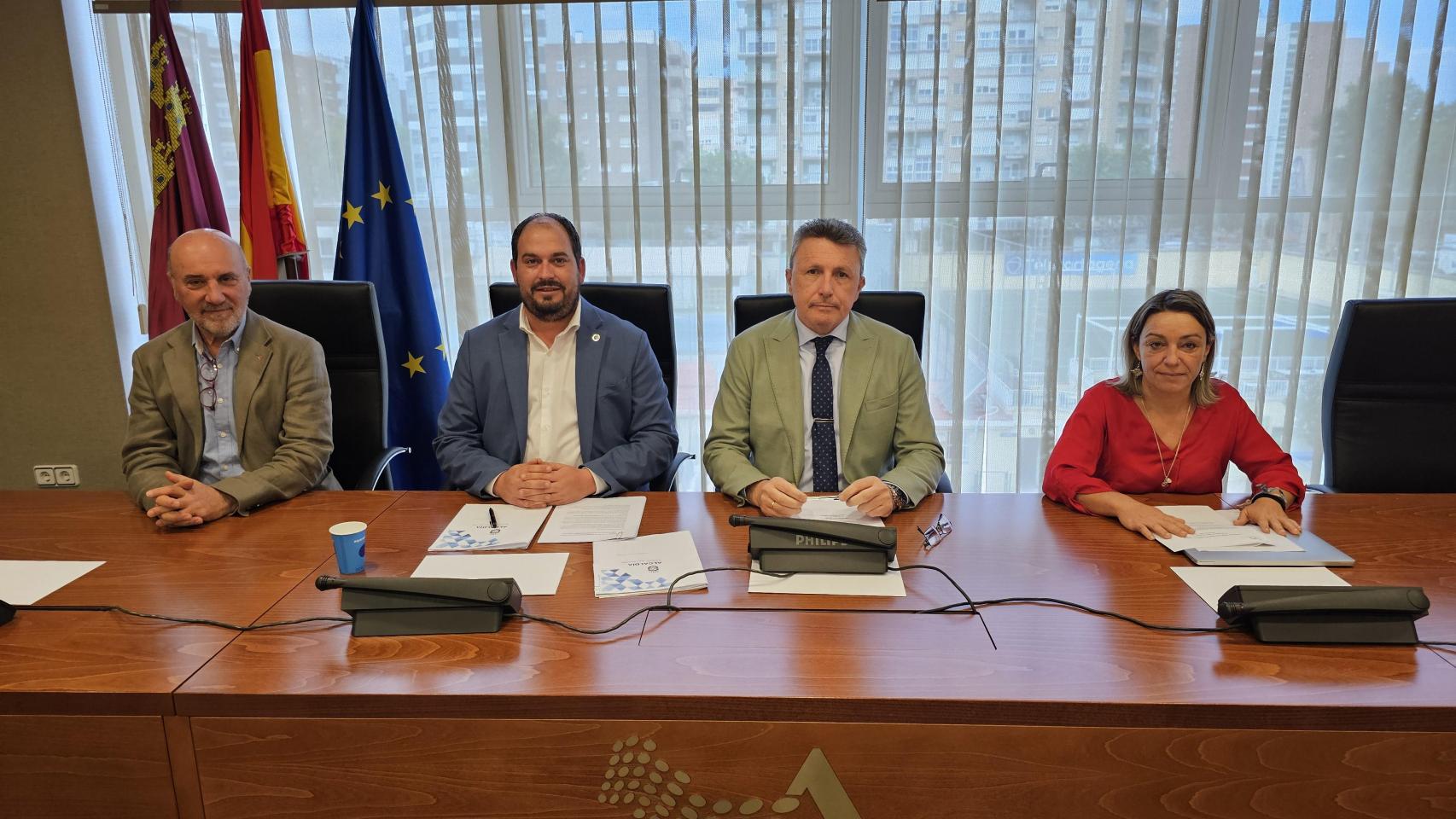 Mario Pérez Cervera reunido para abordar propuestas sobre el sector turístico