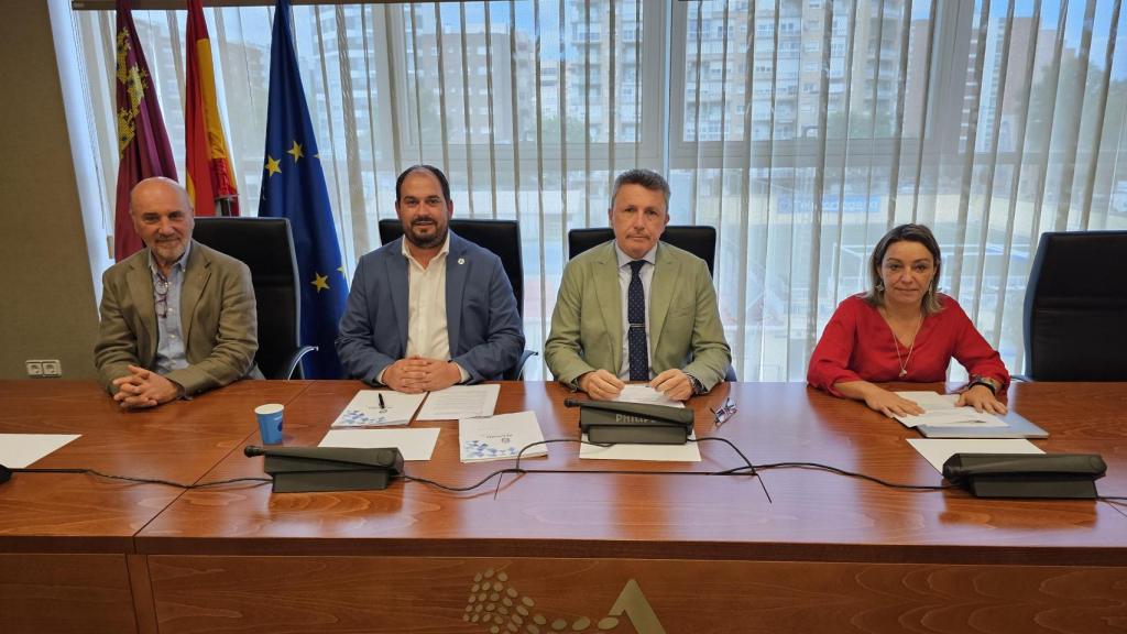Mario Pérez Cervera reunido para abordar propuestas sobre el sector turístico