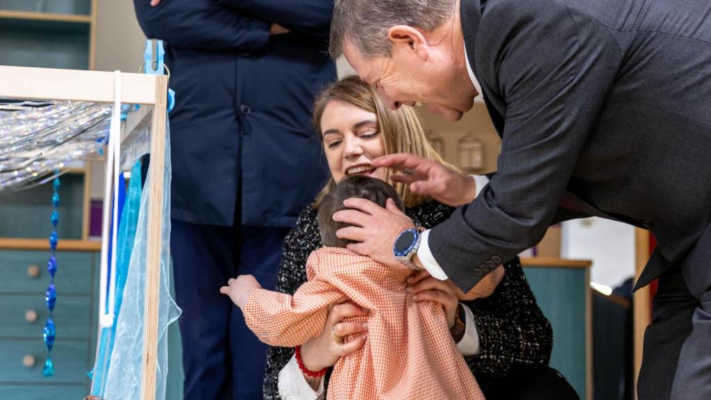 El presidente autonómico, Emiliano García-Page, el pasado mes de enero en la Escuela Infantil 'Los Cotos' de Cobisa (Toledo).