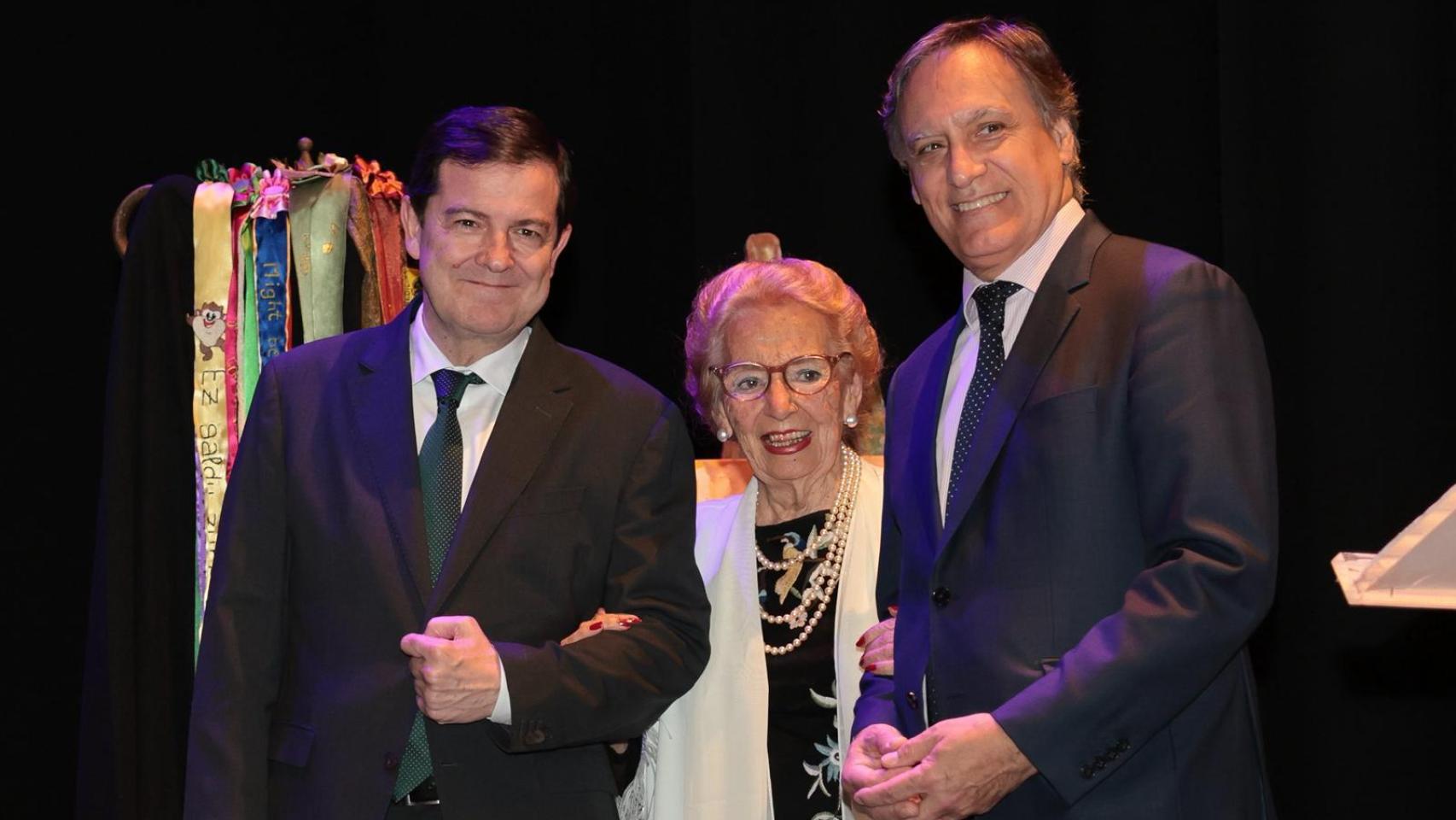 Pilar Fernández Labrador con agarrada del presidente de la Junta, Alfonso Fernández Mañueco y el alcalde de Salamanca, Carlos García Carbayo.