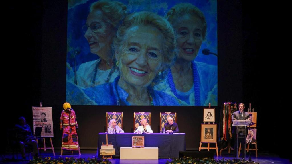 Reconocimiento en el Teatro Liceo de Salamanca a Pilar Fernández Labrador.