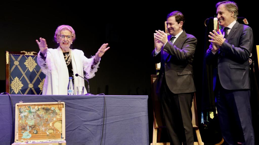 Alfonso Fernández Mañueco y Carlos García Carbayo aplauden en reconocimiento a Pilar Fernández Labrabador.