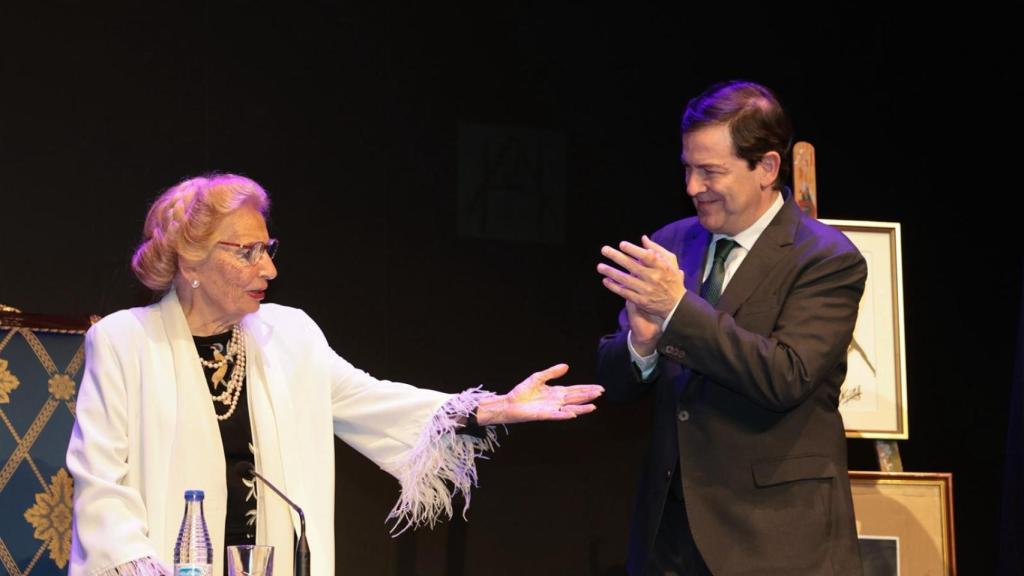 El predidente de la Junta, Alfonso Fernández Mañueco aplaude a Pilar Fernández Labrador.