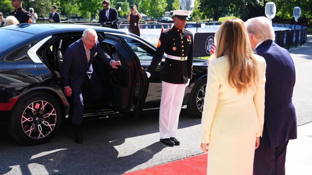 La pareja Trump esperando que Carlos III y su esposa los saluden.