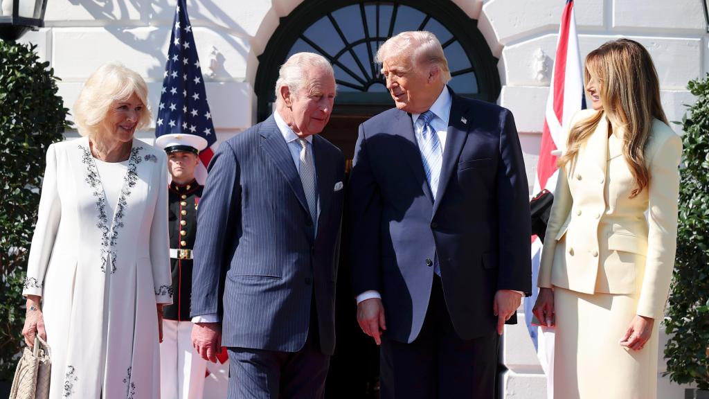 Trump charlando con Carlos III.