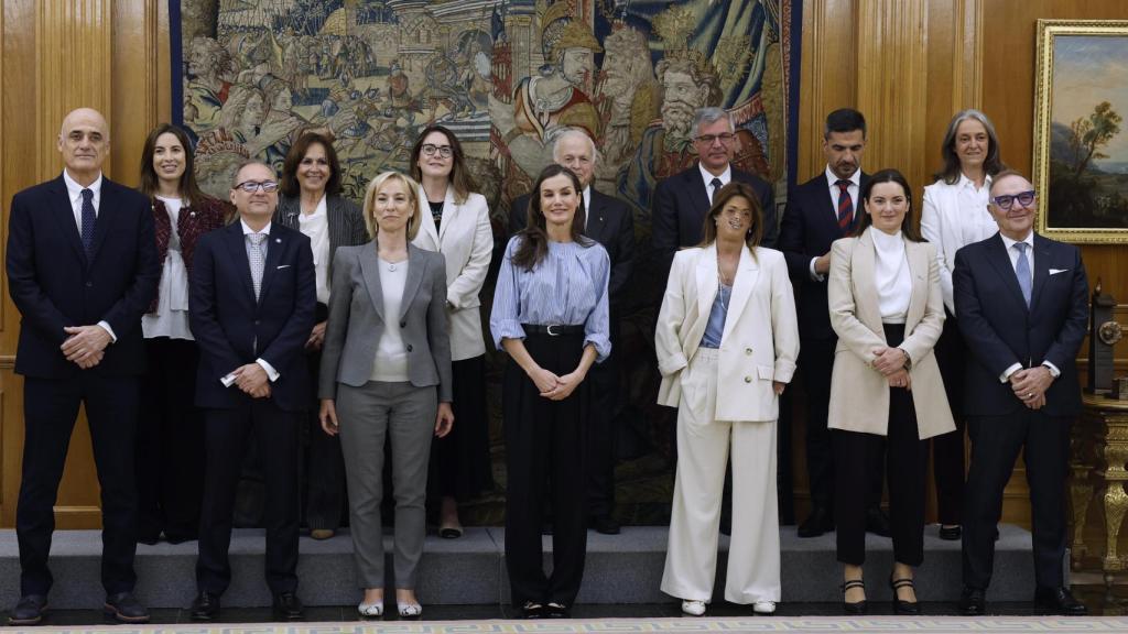 La reina Letizia junto con la vicepresidenta de FEDER (Federación Española de Enfermedades Raras), Fide Mirón, durante su audiencia a un grupo de expertos del Observatorio Legislativo de Enfermedades Raras y Medicamentos Huérfanos este martes en el Palacio de la Zarzuela.