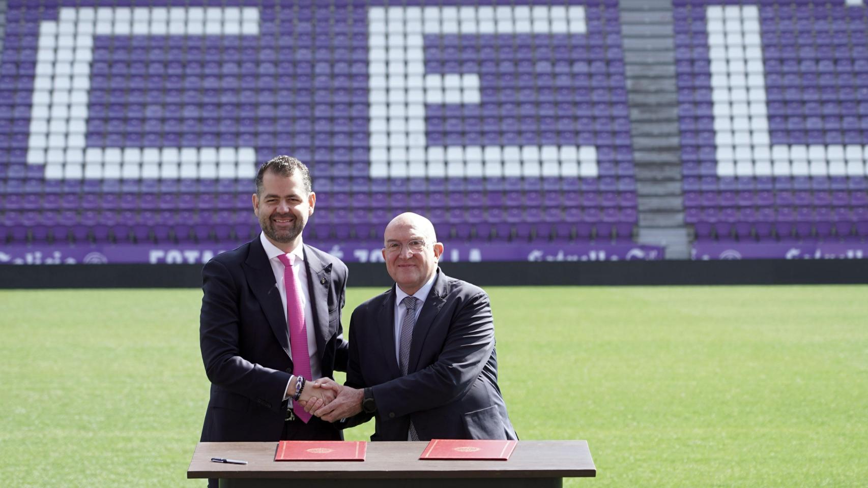 El alcalde de Valladolid, Jesús Julio Carnero, y el copresidente del Real Valladolid Club de Fútbol S.A.D, Gabriel Solares, durante la firma del protocolo general de actuación