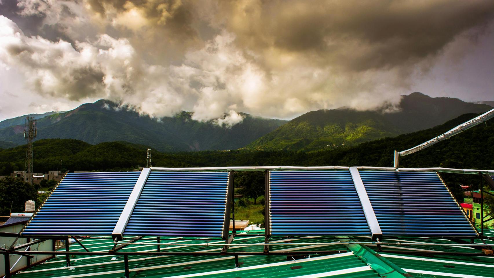 Panel solar bajo una tormenta