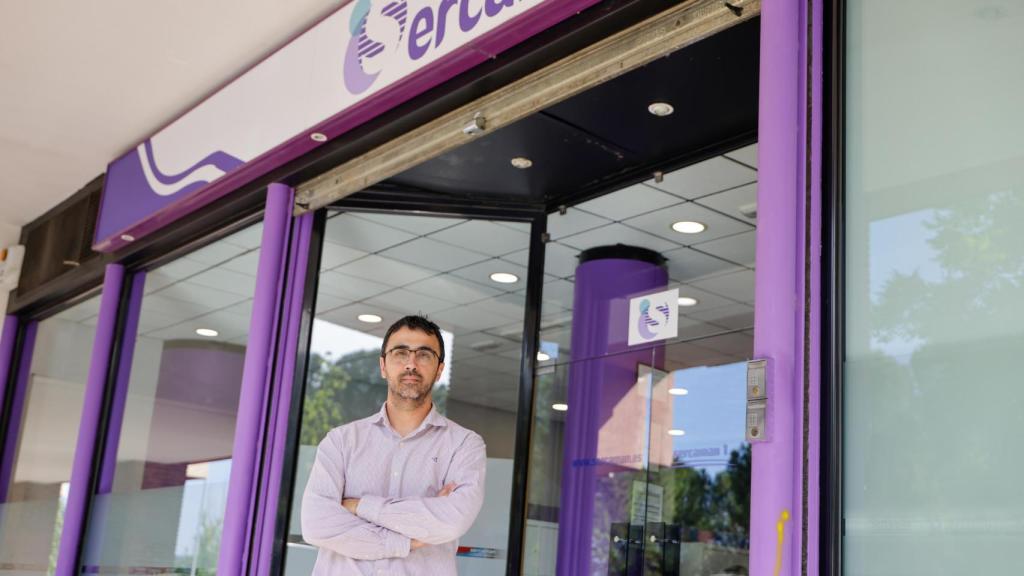Ángel Gómez posando en la entrada de Sercaman.
