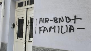 Pintadas en la fachada de un edificio de la Ciudad Vieja de A Coruña