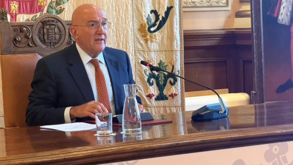 El alcalde de Valladolid, Jesús Julio Carnero, durante la rueda de prensa