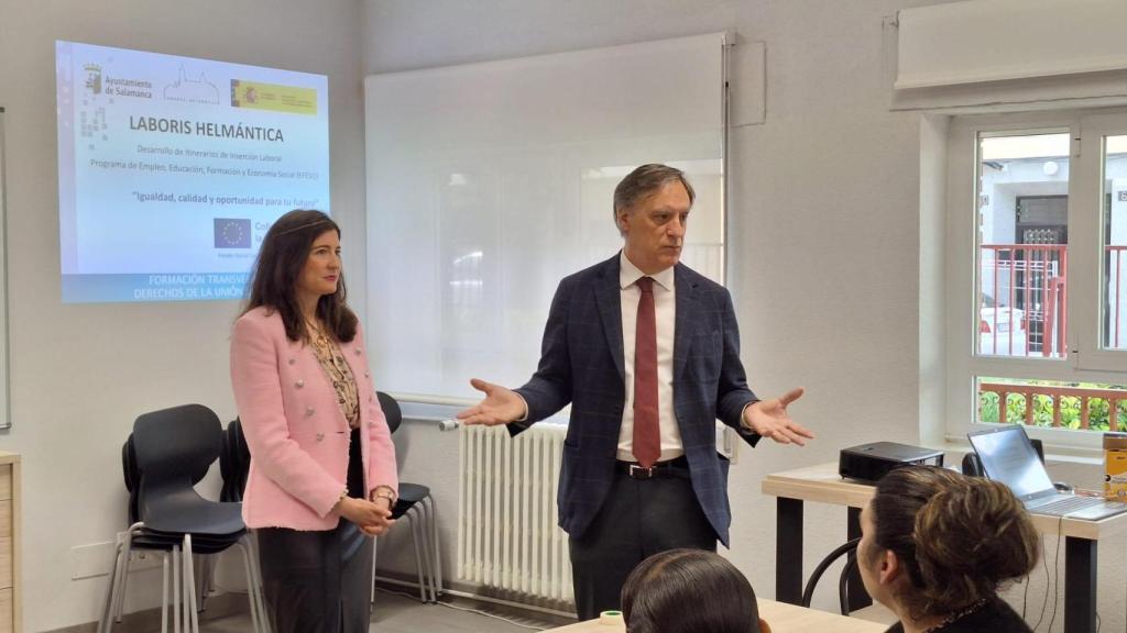 El alcalde de Salamanca, Carlos García Carbayo visita el nuevo aula de hostelería del proyecto Laboris Helmántica en el Cefol junto a la concejala, Miryam Rodríguez.