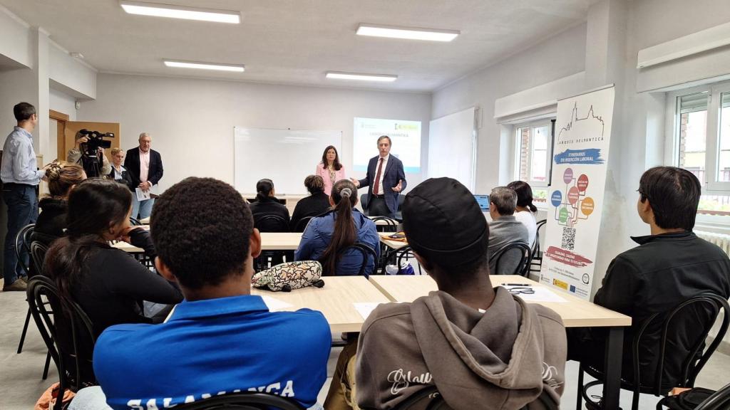 El alcalde de Salamanca, Carlos García Carbayo charla con los alumnos de hostelería del proyecto Laboris Helmántica en el Cefol junto a la concejala, Miryam Rodríguez.