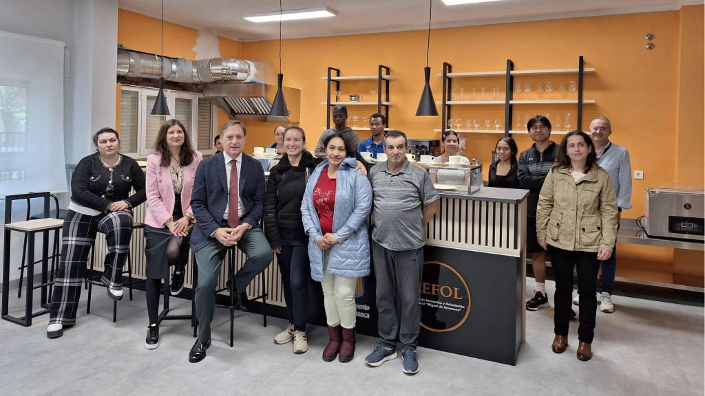 El alcalde de Salamanca, Carlos García Carbayo en una foto con los alumnos de hostelería del proyecto Laboris Helmántica en el Cefol junto a la concejala, Miryam Rodríguez.