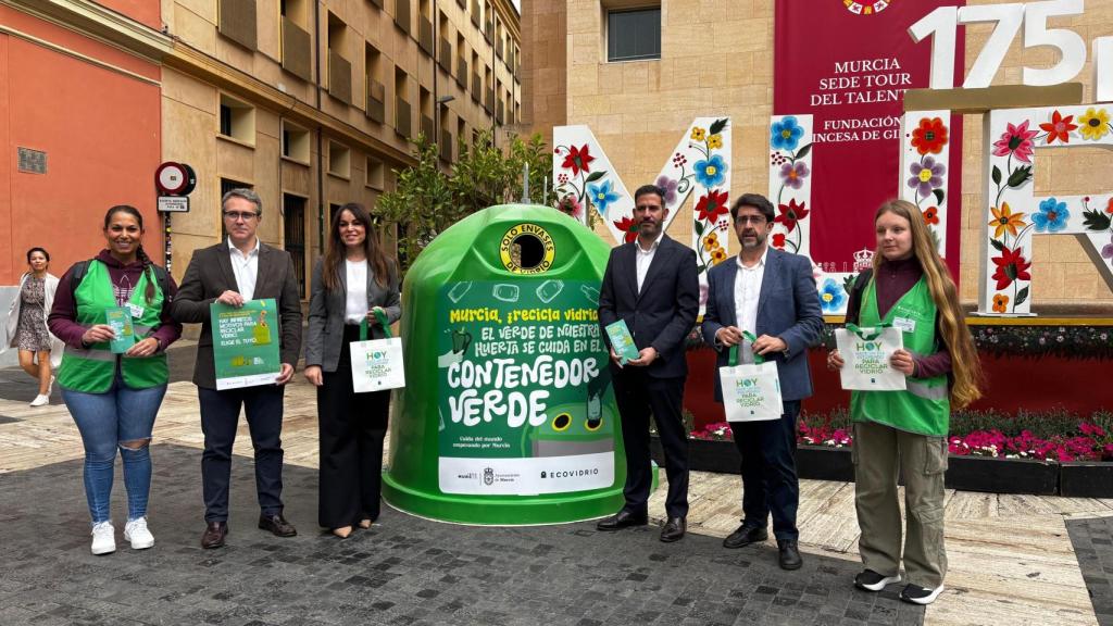 Nuevo contenedor verde instalado por Ecovidrio para impulsar el reciclaje de vidrio en la ciudad.