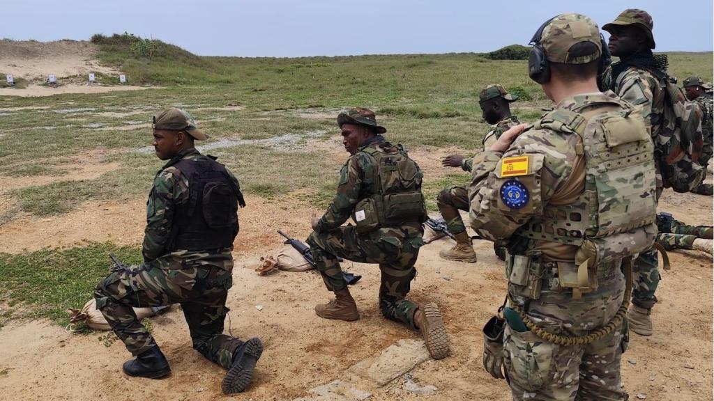 Soldados de Ghana durante una instrucción de tiro con militares españoles