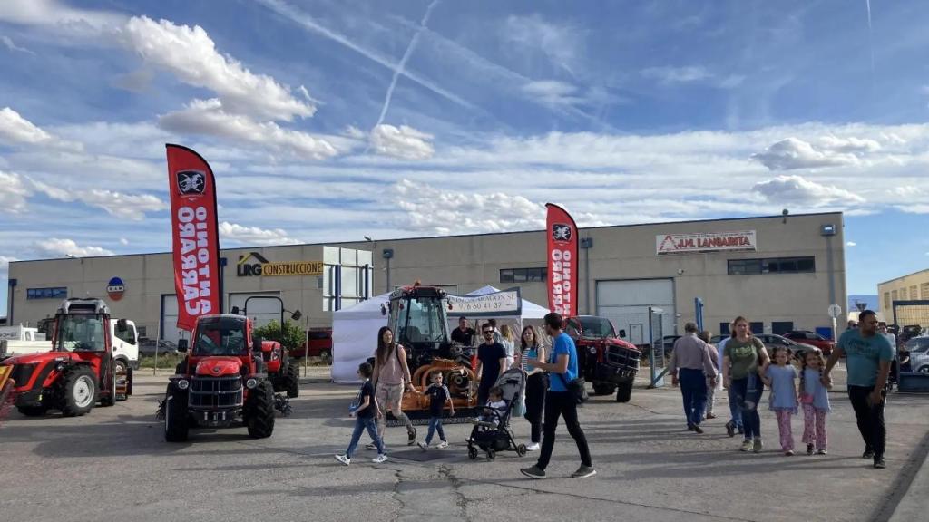 Exposición de maquinaria agrícola en VALGA.
