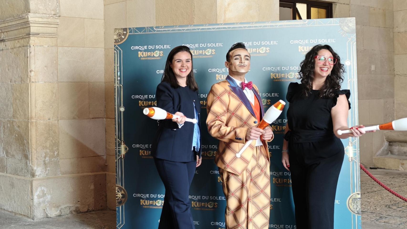 La presentación de Cirque du Soleil este martes en la entrada del Ayuntamiento de Alicante.