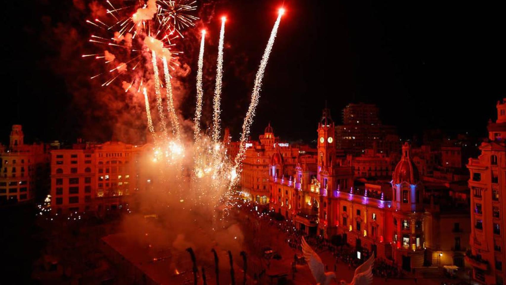 Fuegos artificiales en la plaza del Ayuntamiento de Valencia.