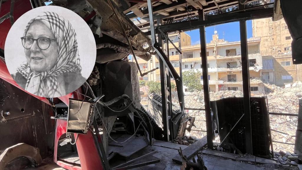 Un retrato de Maha Abu Khalil frente a las ruinas del ataque que acabó con su vida.