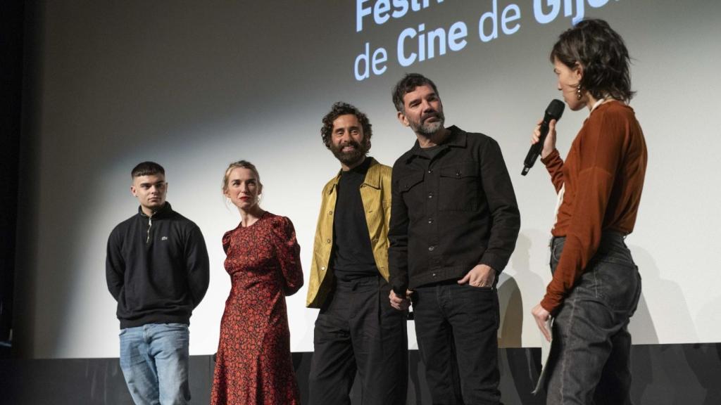 Equipo de Así chegou a noite en el Festival de Cine de Gijón