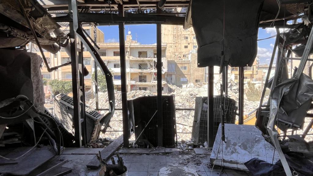 Vista del interior del restaurante de cinco plantas destrozado en la noche del 16 de abril por los ataques que lanzó el ejército de Israel a los edificios colindantes en Tiro