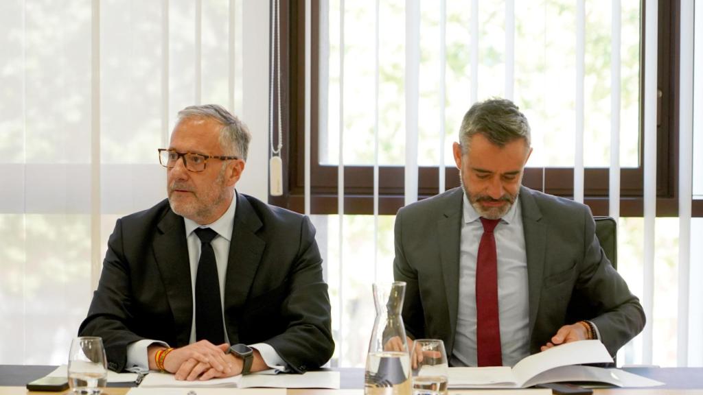El portavoz de Vox en las Cortes, Carlos Pollán, junto a David Hierro.